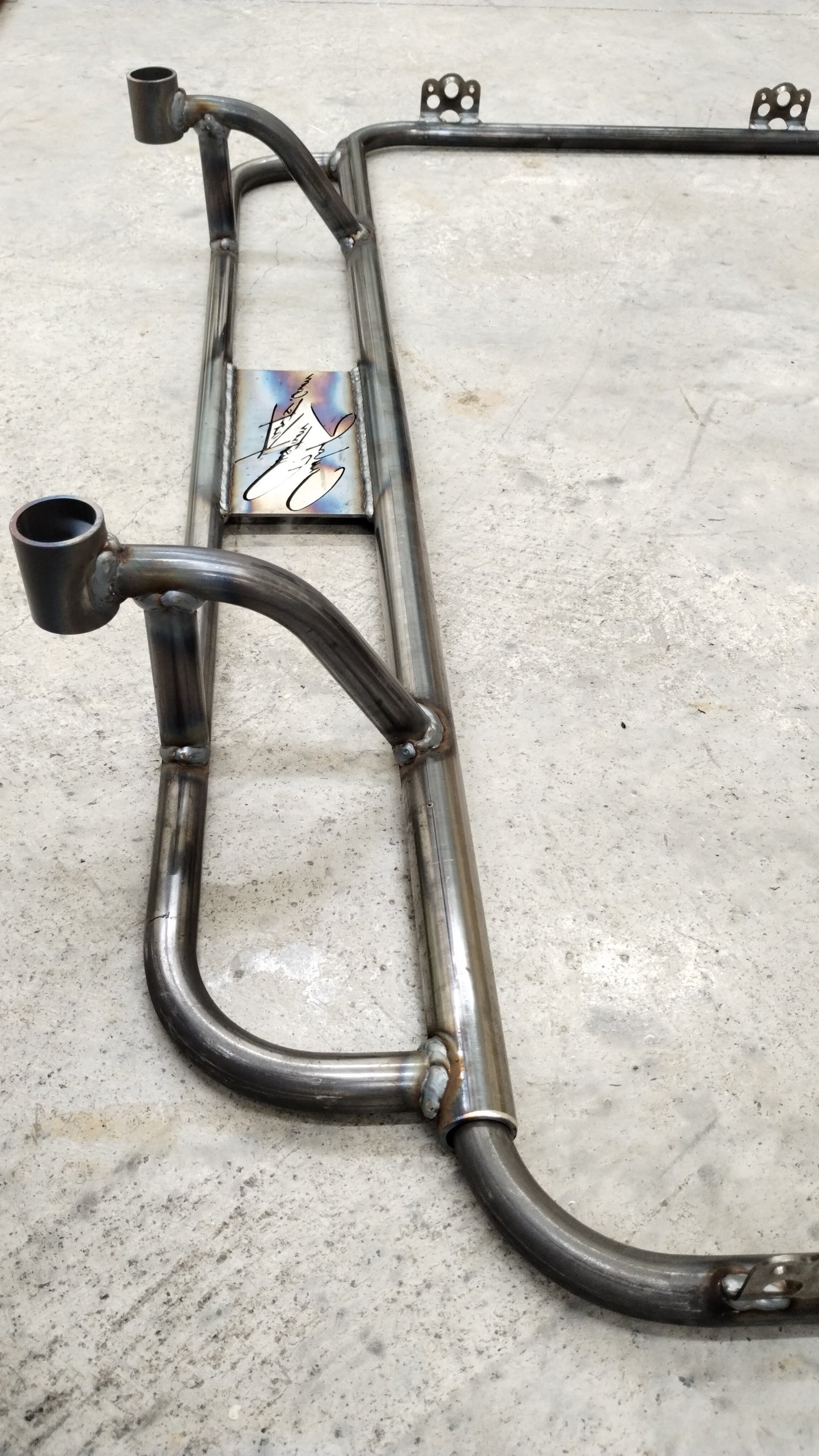 Full containment wedge rear bumper